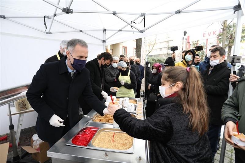 REGAİP KANDİLİ HELVA İKRAMLARIYLA TATLANDI