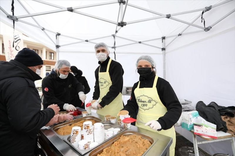 REGAİP KANDİLİ HELVA İKRAMLARIYLA TATLANDI