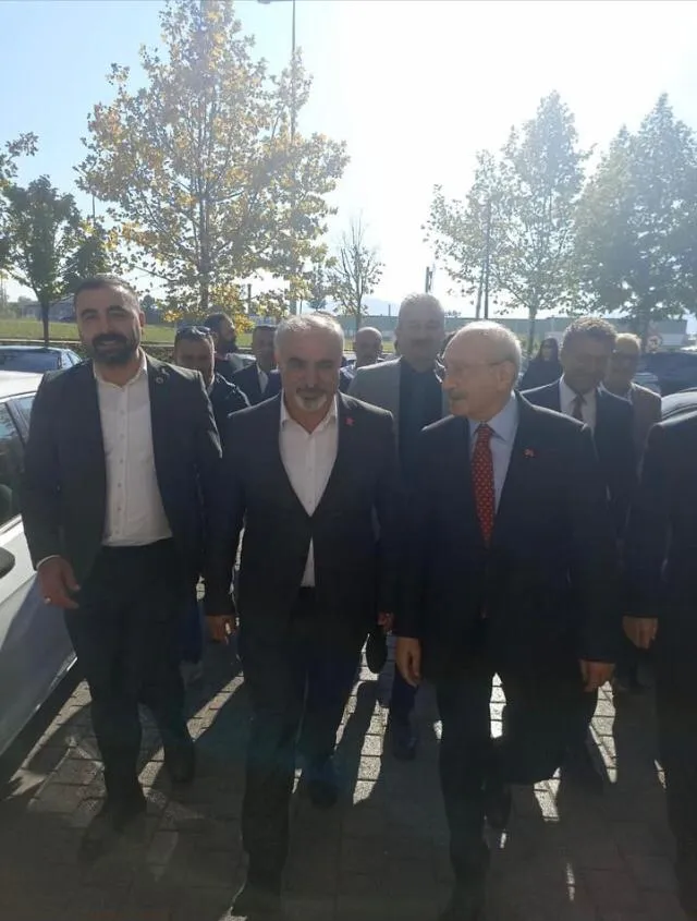 Eski CHP Genel Başkanı Kemal Kılıçdaroğlu İnegöl’de mola verdi