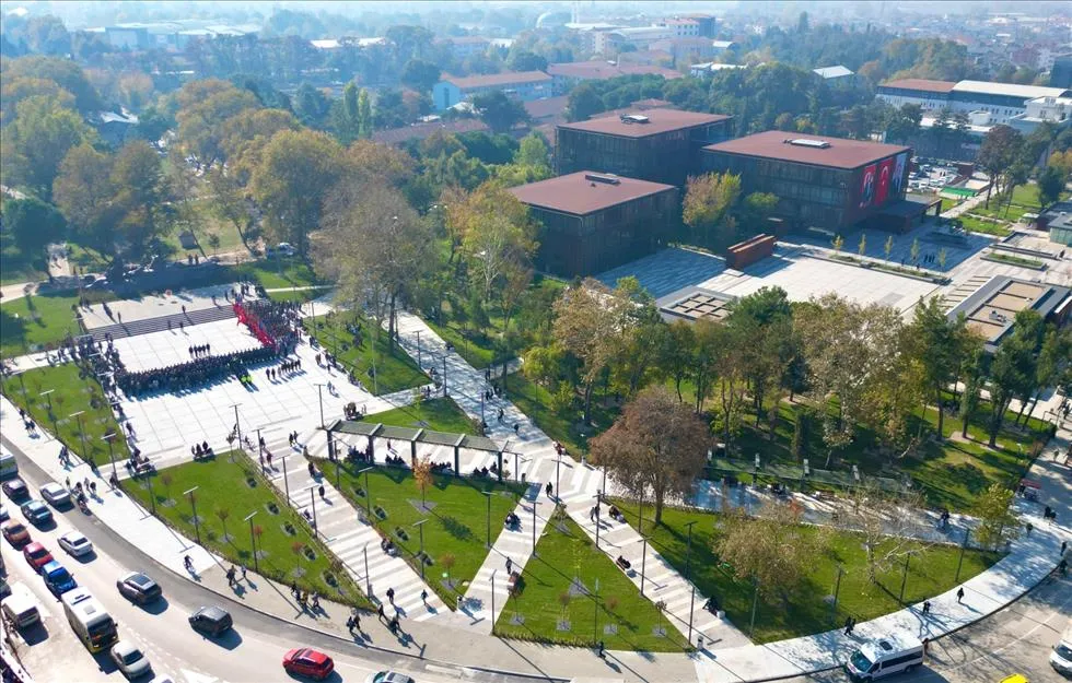 İnegöl’de Cumhuriyet Bayramı Coşkusu Çelenk Töreniyle Başladı