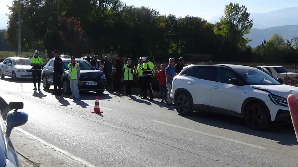 İnegöl Ahmet Türkel Çevre Yolunda Zincirleme Kaza 2 yaralı