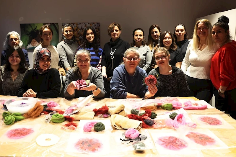 Kadınlar kendilerine yaka çiçekleri yaptı