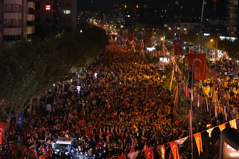 Bursa 102. yılda da tek yürek! Edis konseriyle Cumhuriyet coşkusu