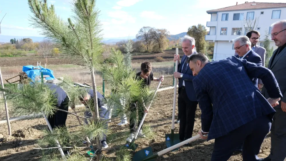 İnegöllü gençler 32 fidanı toprakla buluşturdu