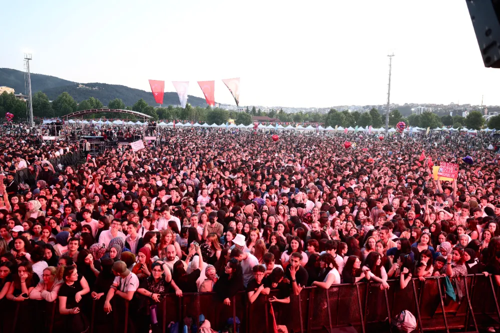 Bursa’da 19 Mayıs coşkusu ‘Mor ve Ötesi’ ile zirve yaptı