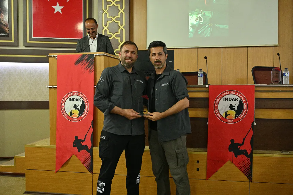 İNDAK’ta bayrak değişimi