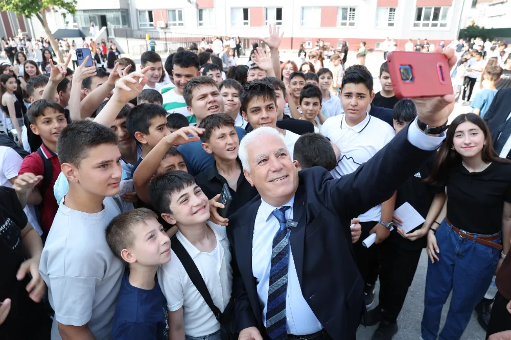 Başkan Bozbey, öğrencilerin karne sevincine ortak oldu